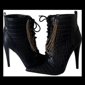 Shoedazzle “Keep Me High” US 7 Black w/Gold Chains Booties Stile Faux Leather